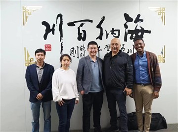 Tugann custaiméirí na Céinia cuairt ar ár gcuideachta chun trí thriomadóir re...